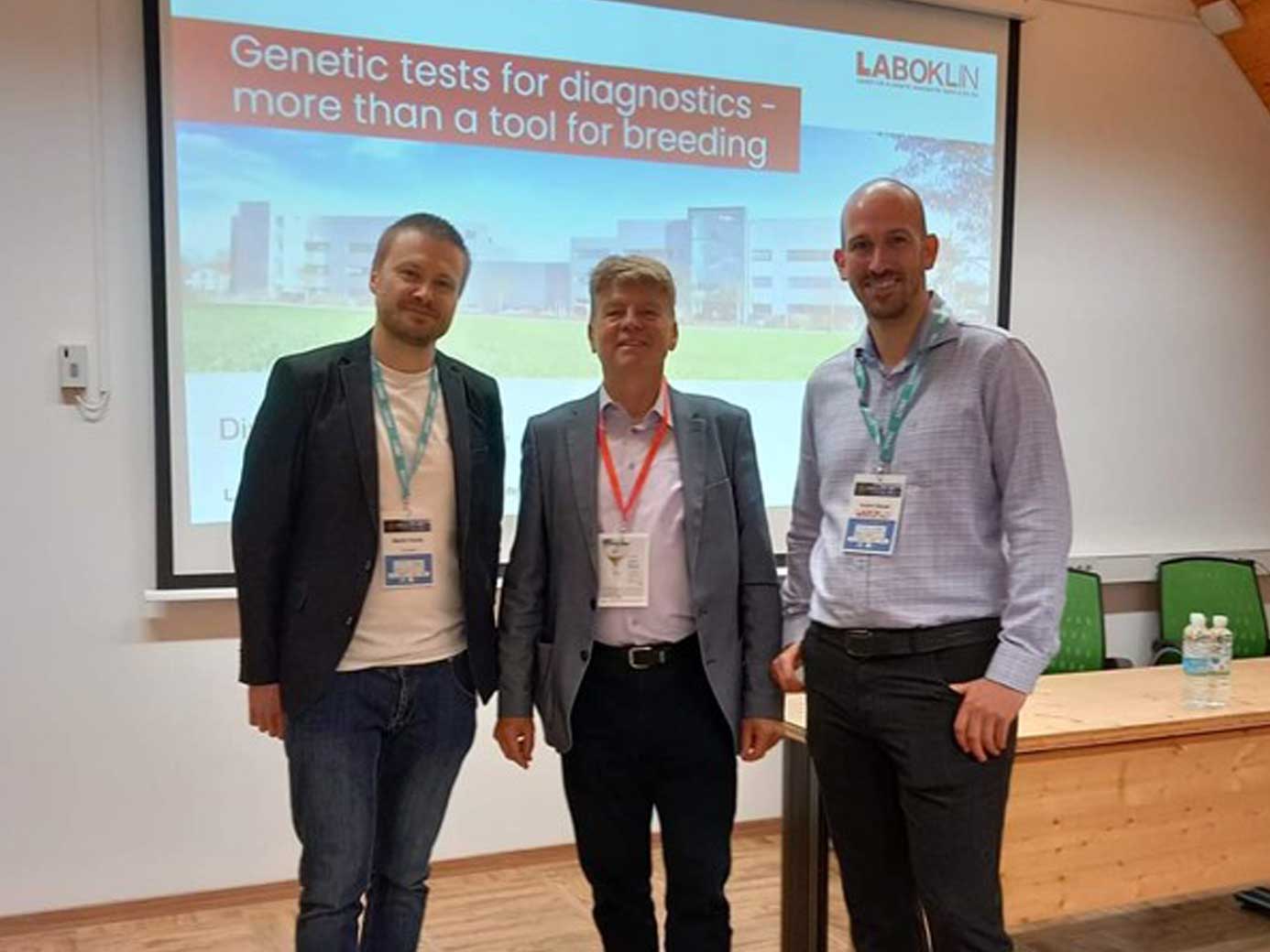 Vodja organizacijskega odbora Martin Kovše, dr. vet. med., s predstavnikoma Laboklina in predavateljema, dr. Davorinom Lukmanom, dr. vet. med. in Hubertom Bauerjem