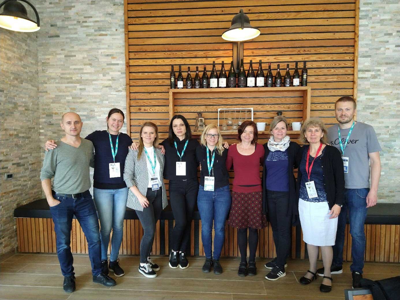 Člani UO SZVMŽ s predavateljicami Arijano Rojko, dr. vet. med., dr. Majo Brložnik, dr. vet. med., EMSAVM, in prof. dr. Aleksandro Domanjko Petrič, dr. vet. med., spec. med. psov in mačk